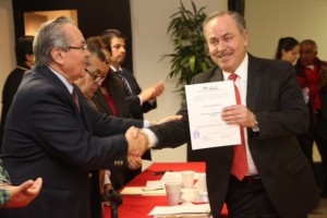 HECTOR MORALES RECIBE CONSTANCIA DE PRECANDIDATO