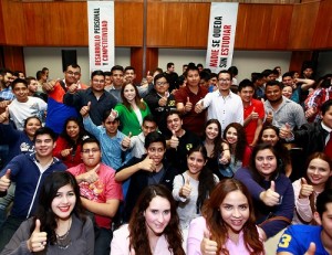 IVONNE CON JÓVENES UNIVERSITARIOS