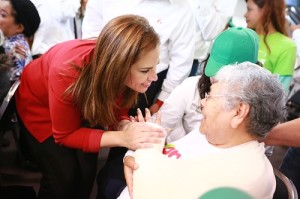 IVONNE CON ABUELITOS