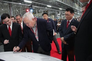 KIA MOTORS FIRMA PRIMER VEHÍCULO DE KIA PRODUCIDO EN NL