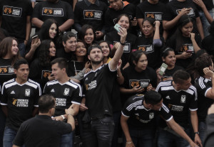 Los alumnos becados presentes aprovecharon para tomarse fotos con sus jugadores favoritos