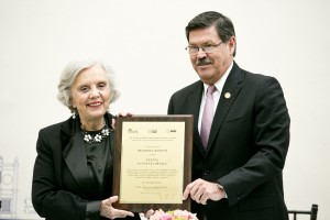 Rector de la UANL, Rogelio Garza Rivera, entrega reconociemiento a Elena Poniatowska