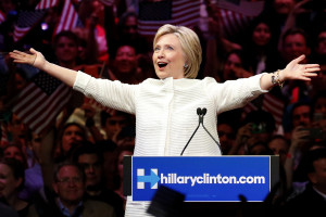 Hillary Clinton, aspirante a la nominación presidencial del Partido Demócrata, gesticula mientras recibe una ovación de sus partidarios en un acto de la campaña de primarias, el 7 de junio de 2016, en Nueva York. (AP Foto/Julio Cortez)