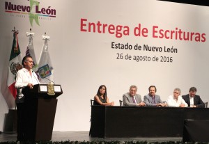 ENTREGAN ESCRITURAS